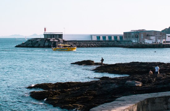 Lancha rápida llegando al puerto de Portonovo