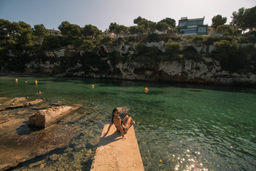 Paula tomando el sol en Cala Pi