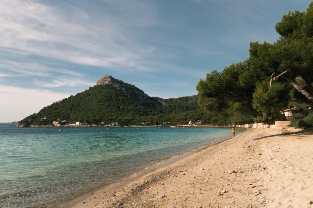 Paula caminando en la Platja de Formentor