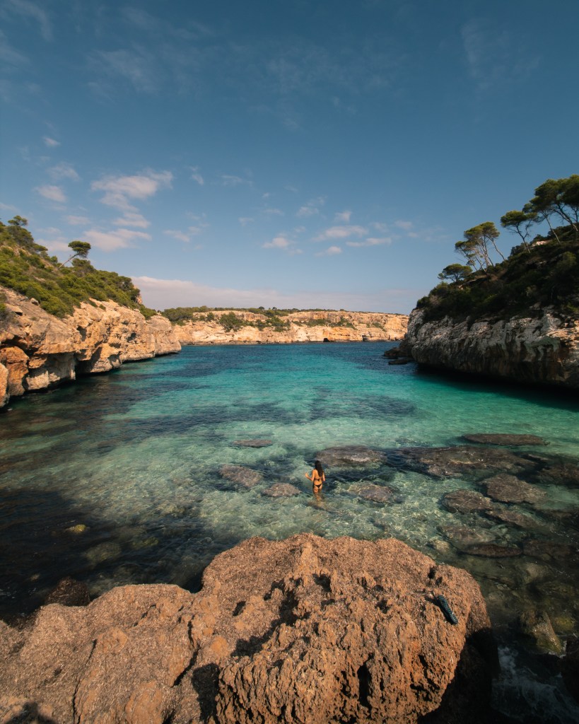 Paula bañándose en Caló Des moro