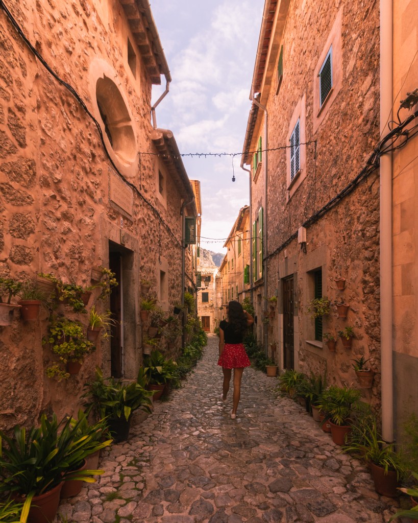 Qué hacer en Mallorca - Paula caminando entre las calles de Valdemossa