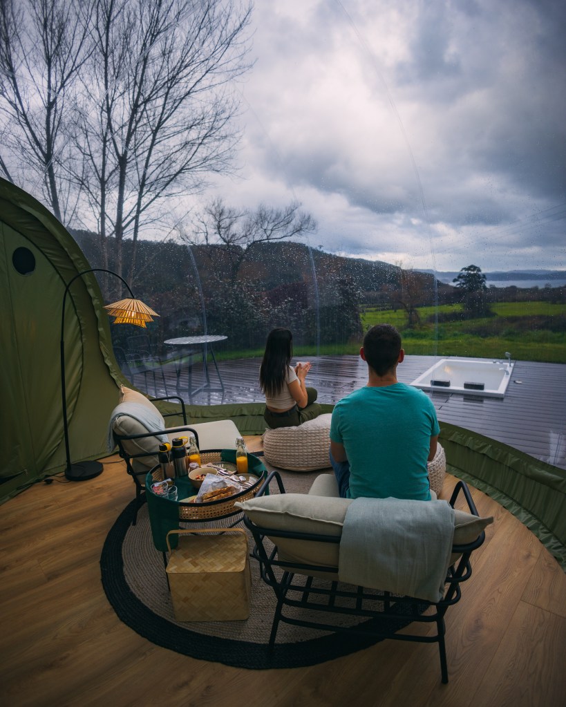 Paula y dani toman un cafe en un apartamento burbuja