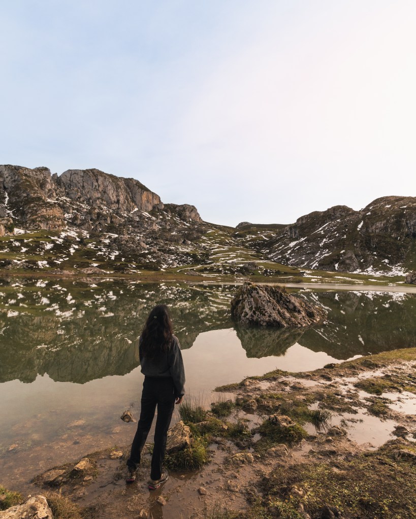 Paula en el lago ercina durante el invierno