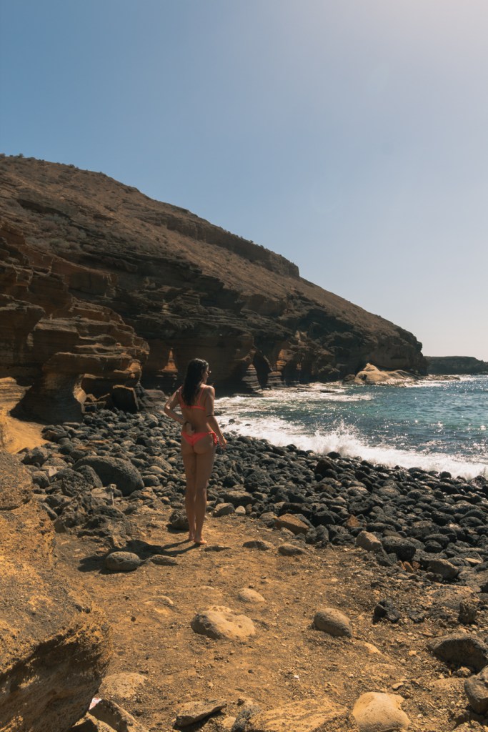 Paula haciendo una sesión de fotos en la Playa Montaña Amarilla