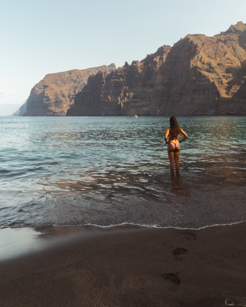 Paula posando en la Playa de los Guíos