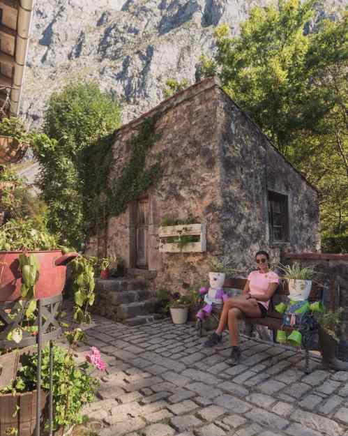 paula sentada en el el banco, uno de los pocos pueblos de españa sin carreteras de acceso