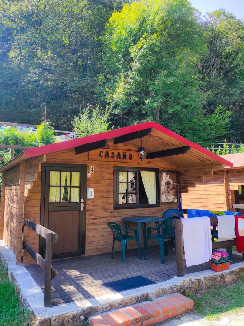 Vistas de la cabaña en el camping de Bulnes