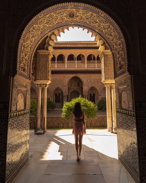 Chica entrando al Alcázar de Sevilla