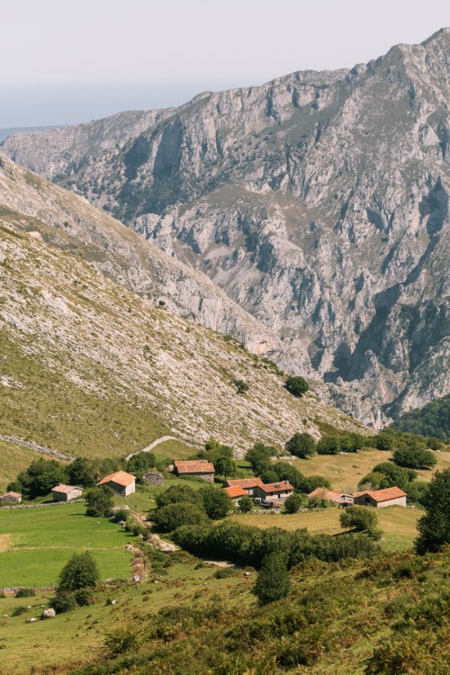 El pueblo de treviso rodeado de montañas