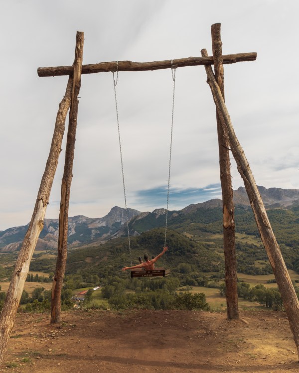 Dani en el columpio de Lario