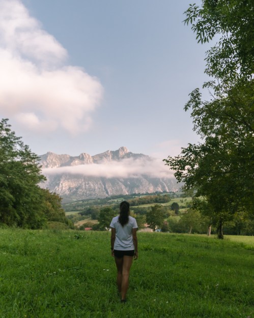 Paula admirando el macizo desde el mirador