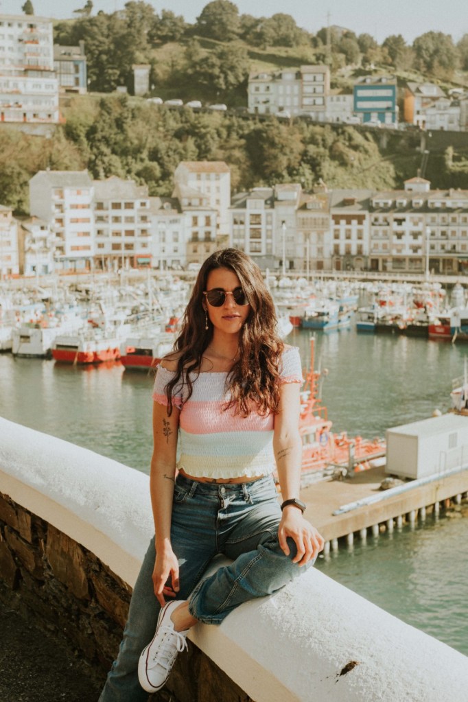 Paula posando en el puerto de Luarca
