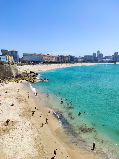 Vistas de la playa de Riazor desde el paseo marítimo