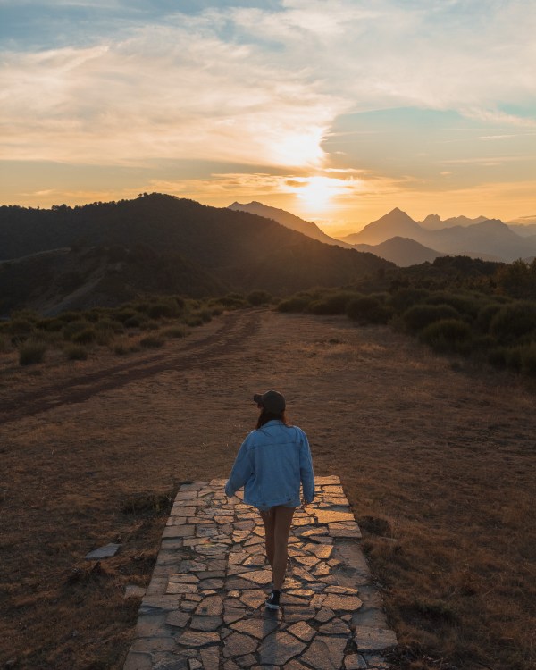 Paula disfrutando del atardecer y las montañas