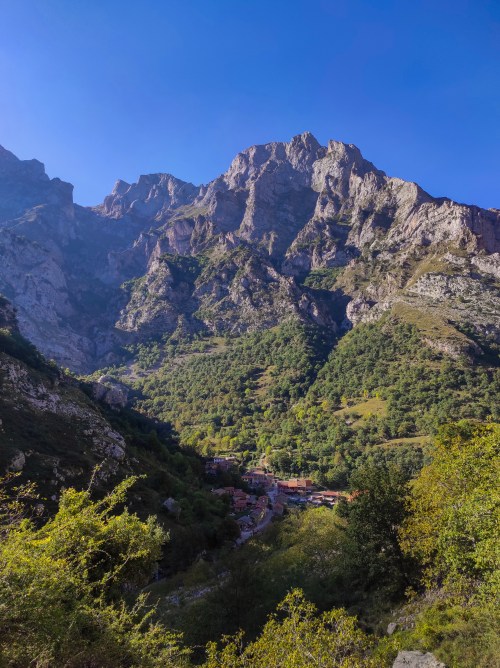 Caín el pueblo y las montañas