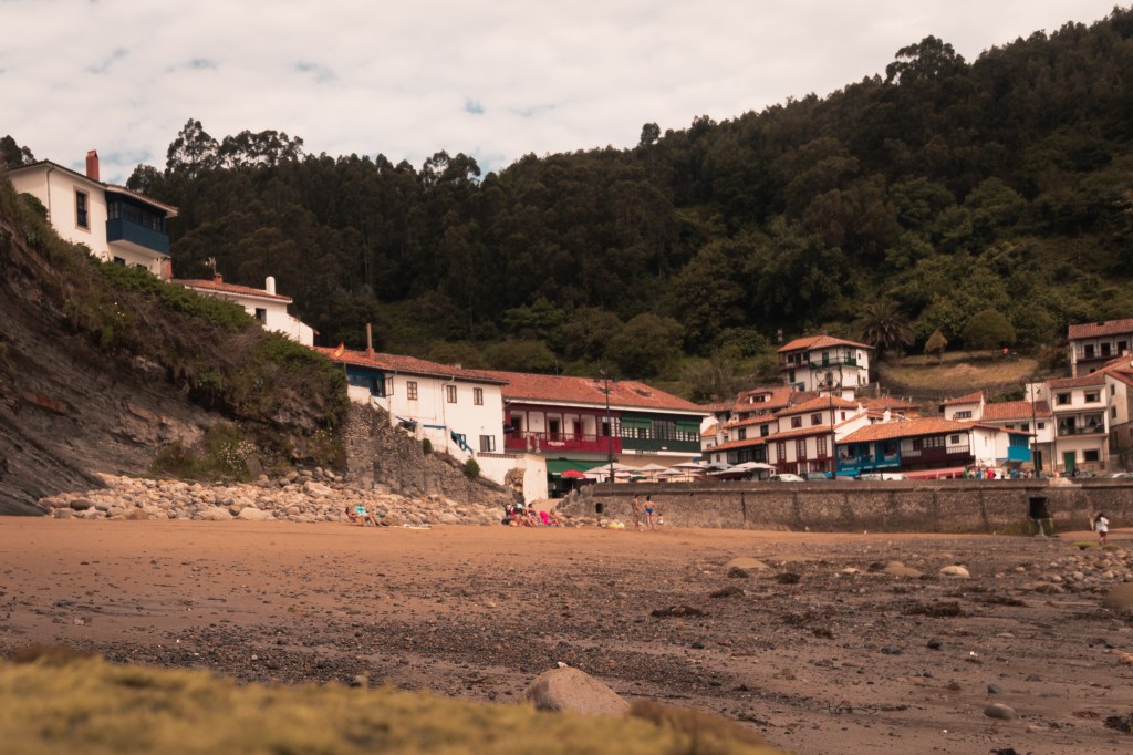 Vistas de Tazones desde la playa