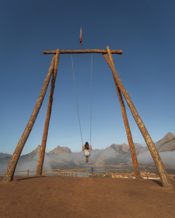 Paula en el columpio más grande de España