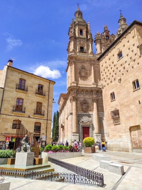 Vistas de la casa de las conchas en Salamanca