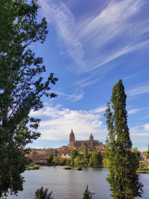 Vistas del río Tormes y la catedral de Salamanca