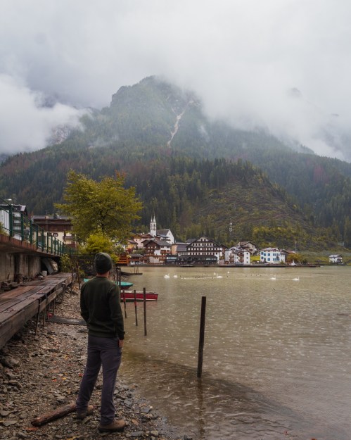 Vistas del lago de Alleghe en Dolomitas