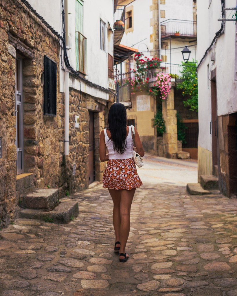 una chica paseando por un pueblo