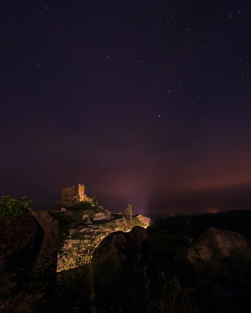 Foto del castillo de trevejo bajo las estrellas