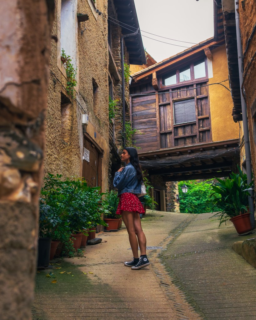 Una chica paseando por un pueblo