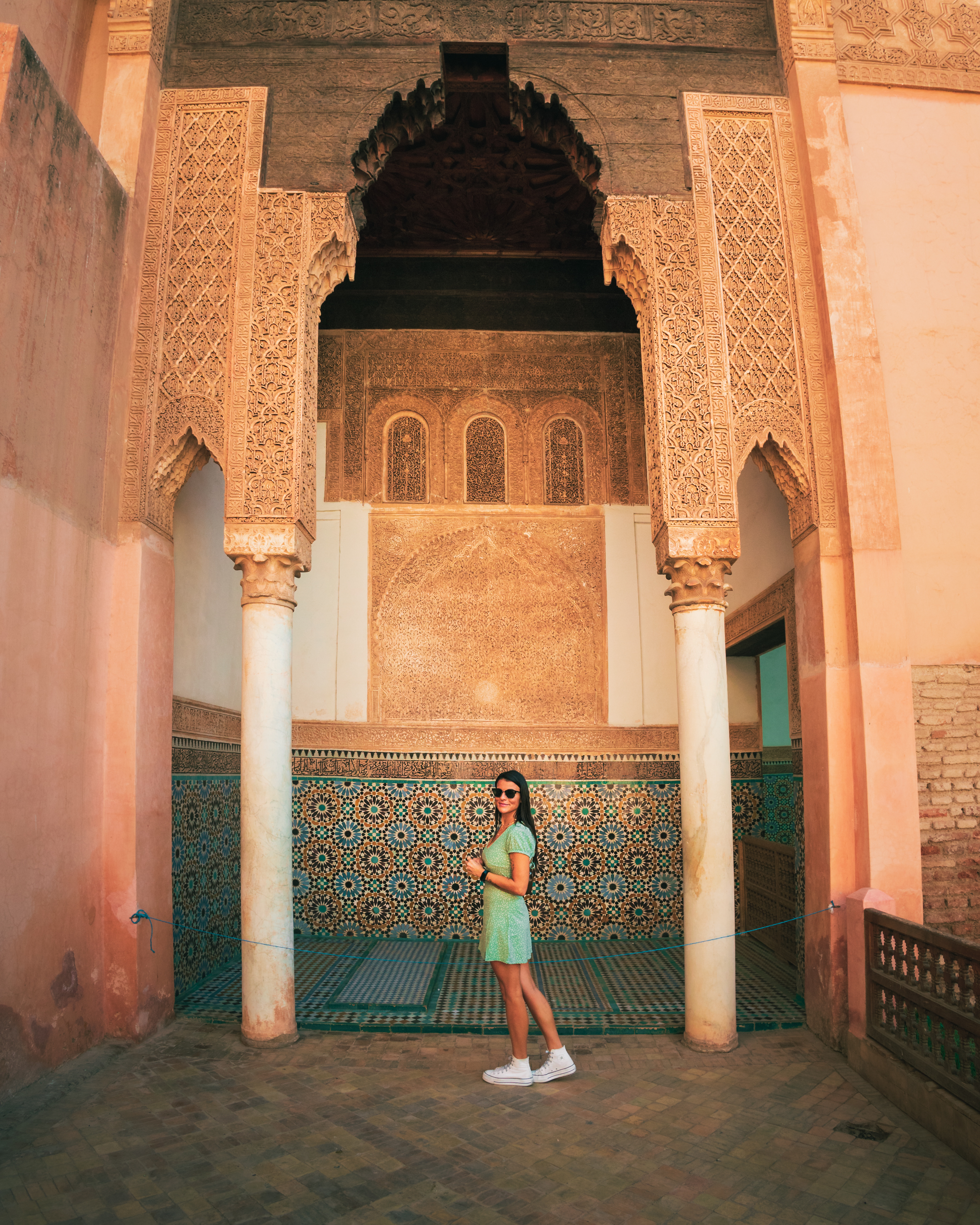 Chica en las tumbas saadies