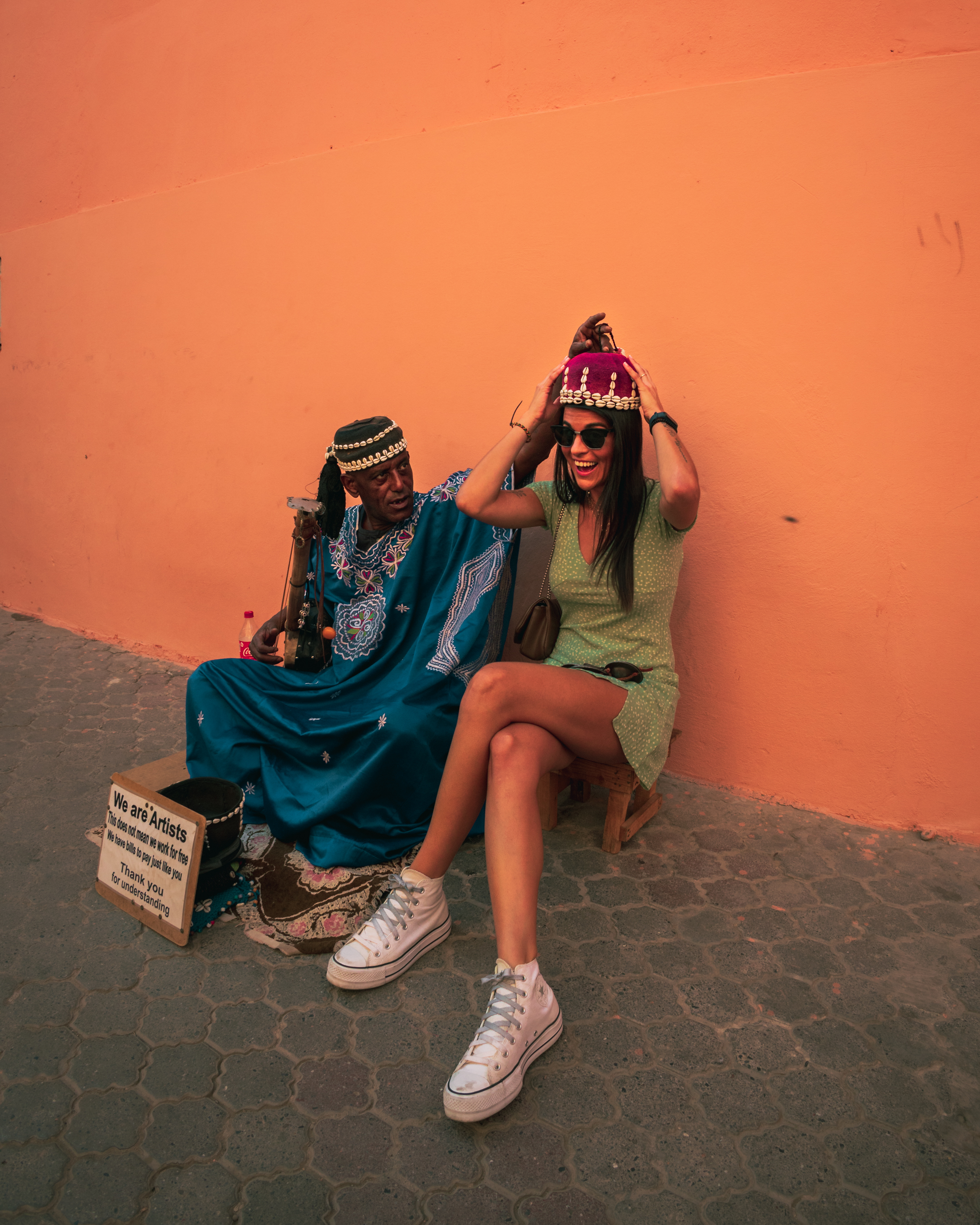 Turista con artista callejero marroquí