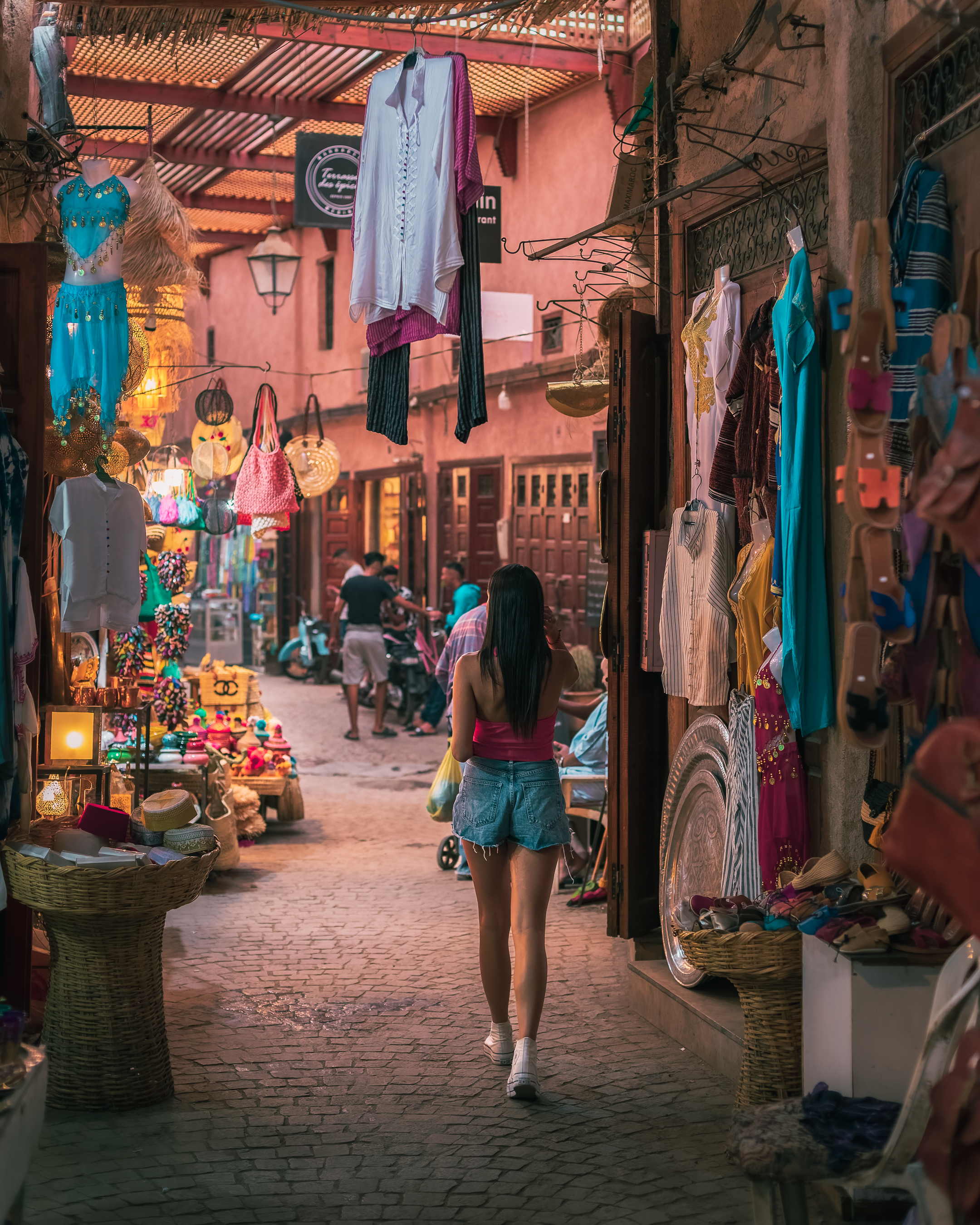 Chica pasea por un zoco