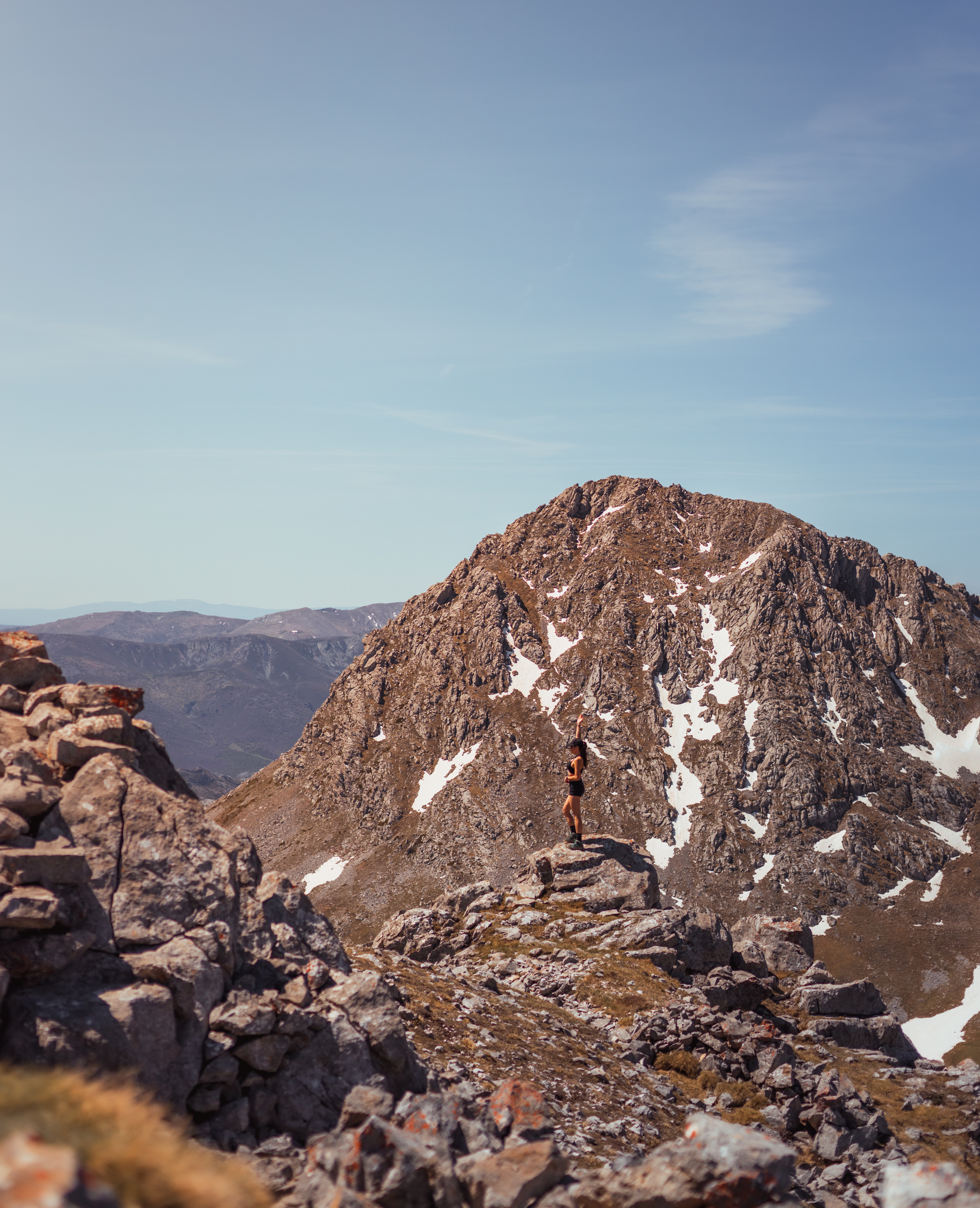 Chica en lo alto de una montaña del parque de las ubiñas