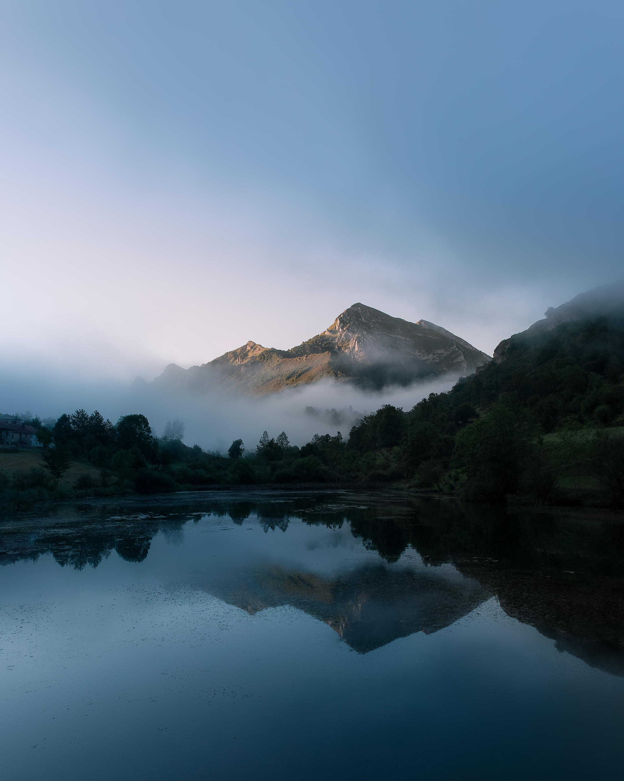 Montañas Sobre un lago en Somiedo