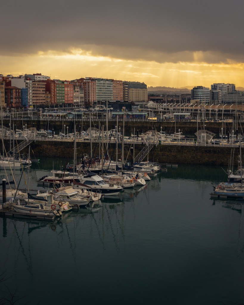 Puerto deportivo de Gijón al atardecer un día de tormenta