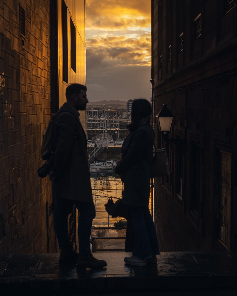 Paula y Guille charlan con el atardecer de fondo