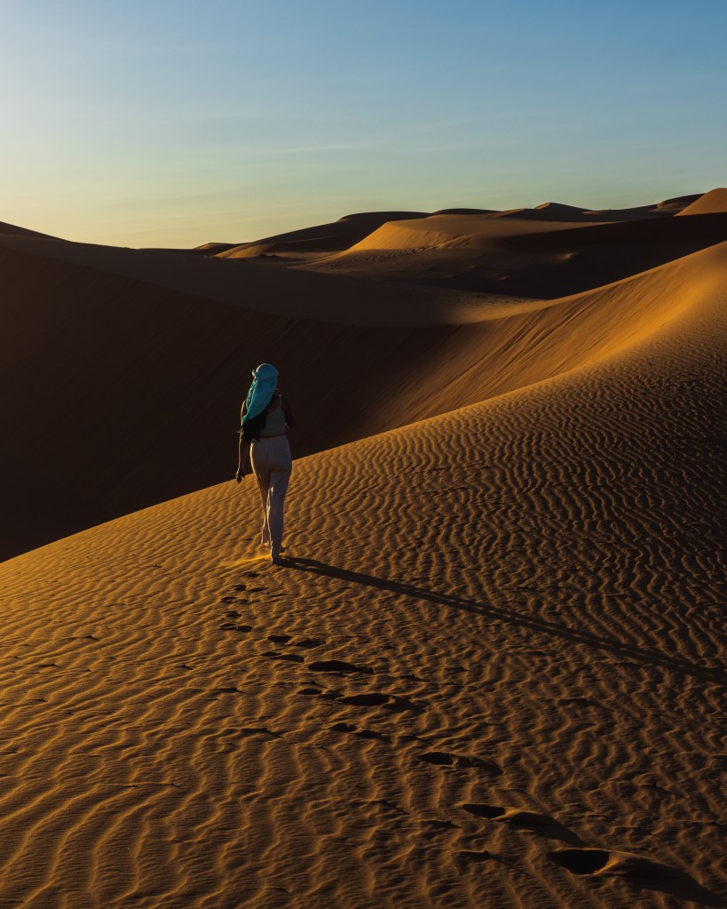 Paula adentrándose en el desierto