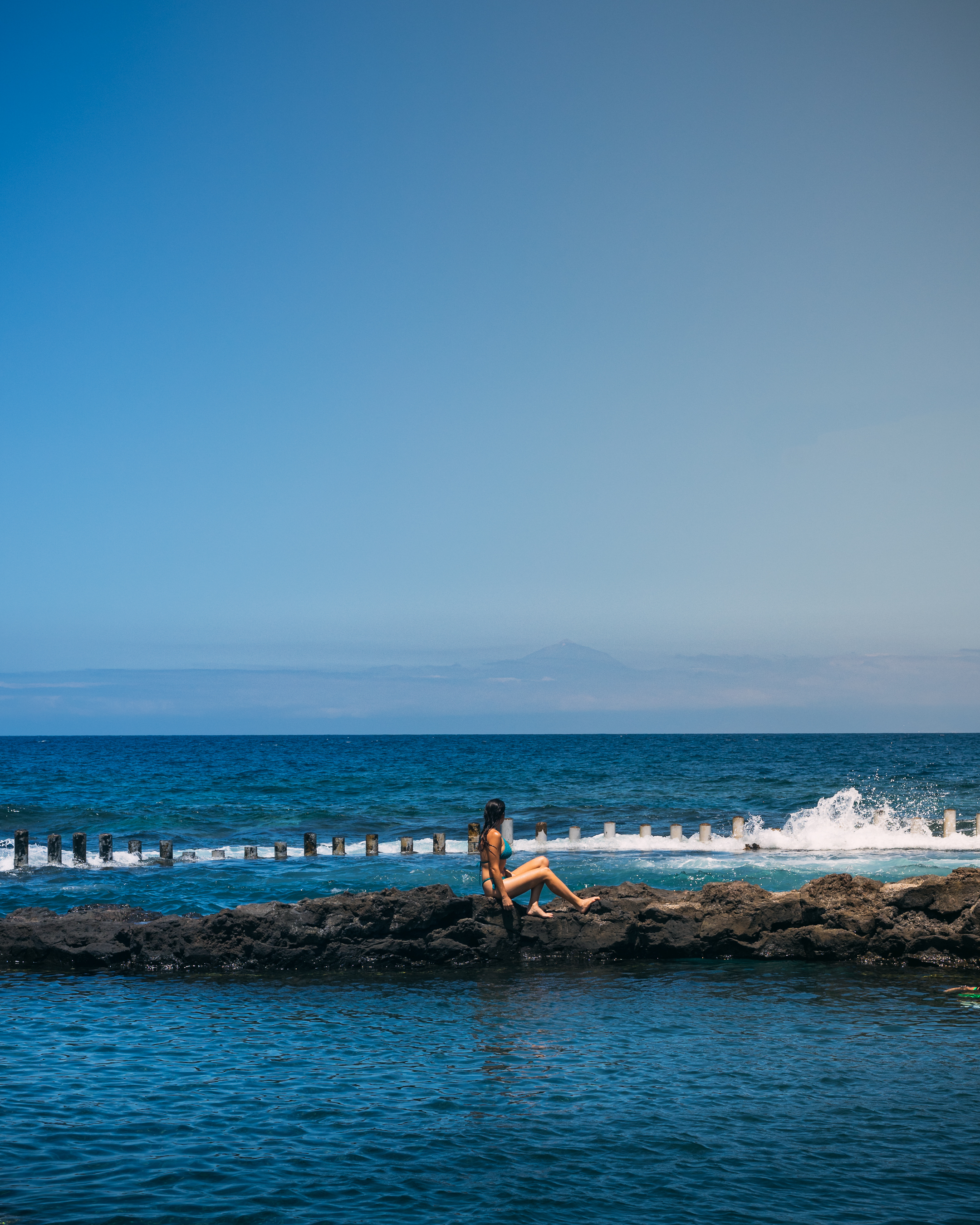 Piscinas de Agaete con el teide de fondo