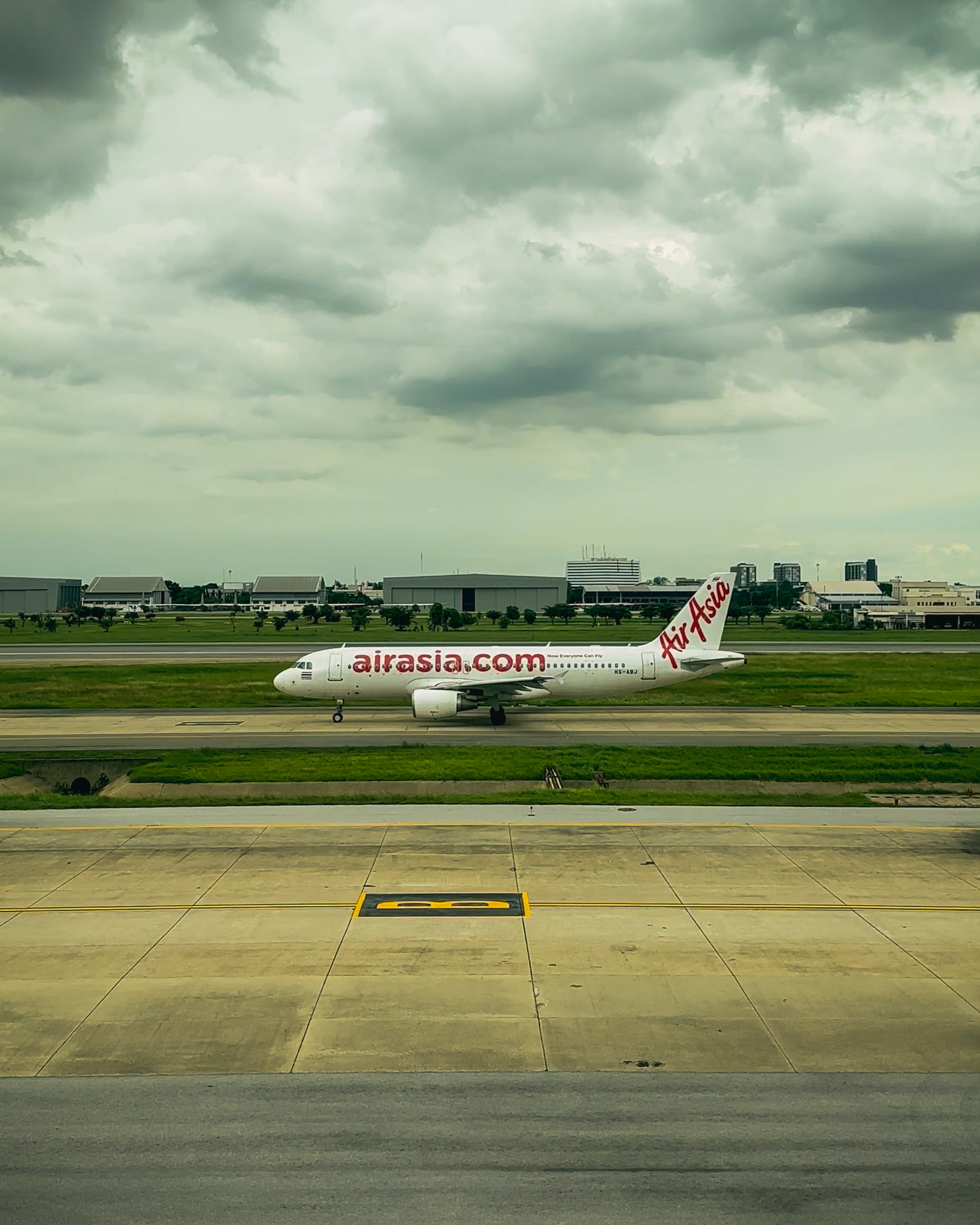 Avión de air asia en la pista de despegue