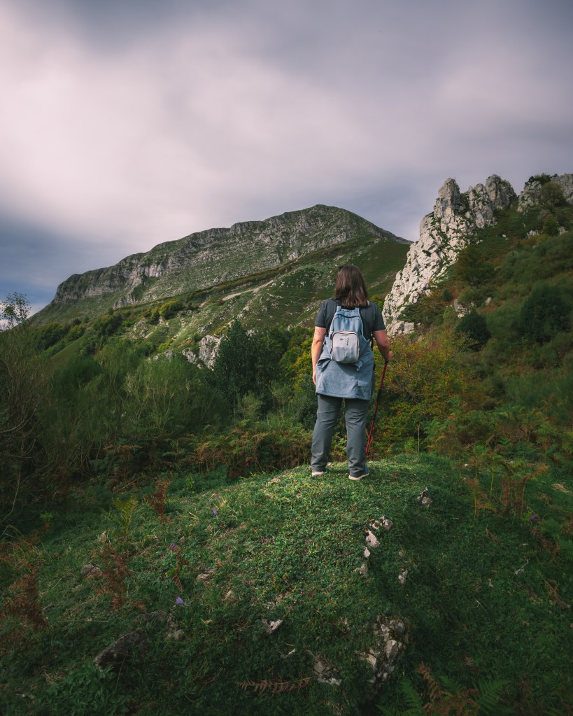 Chica disfrutando de las vistas del hayedo de orlé