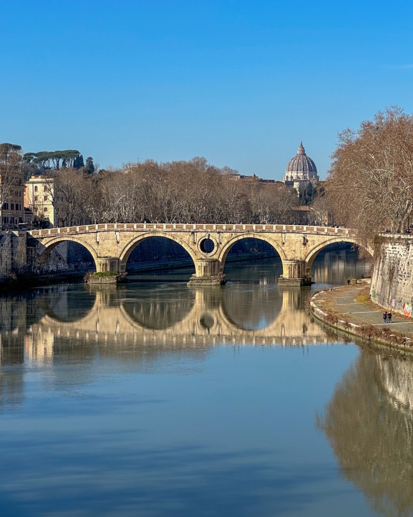 Vistas del río Tiber con la cúpula de la basílica del vaticano de fondo
