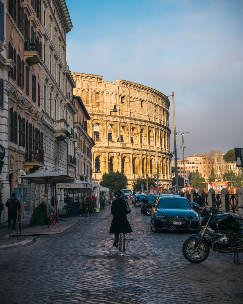 Chica camina hacia el Coliseo