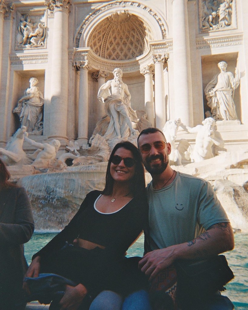 Paula y Dani frente a la fontana di trevi