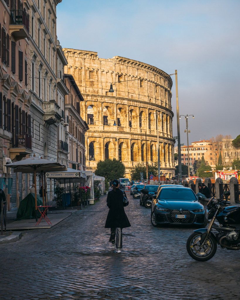 Paula caminando hacia el Coliseo
