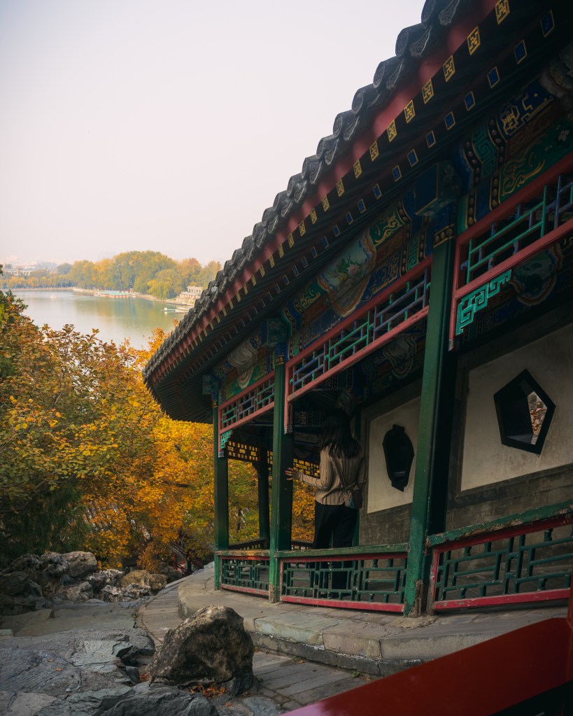 Chica caminando por las escaleras de un templo tradicional chino